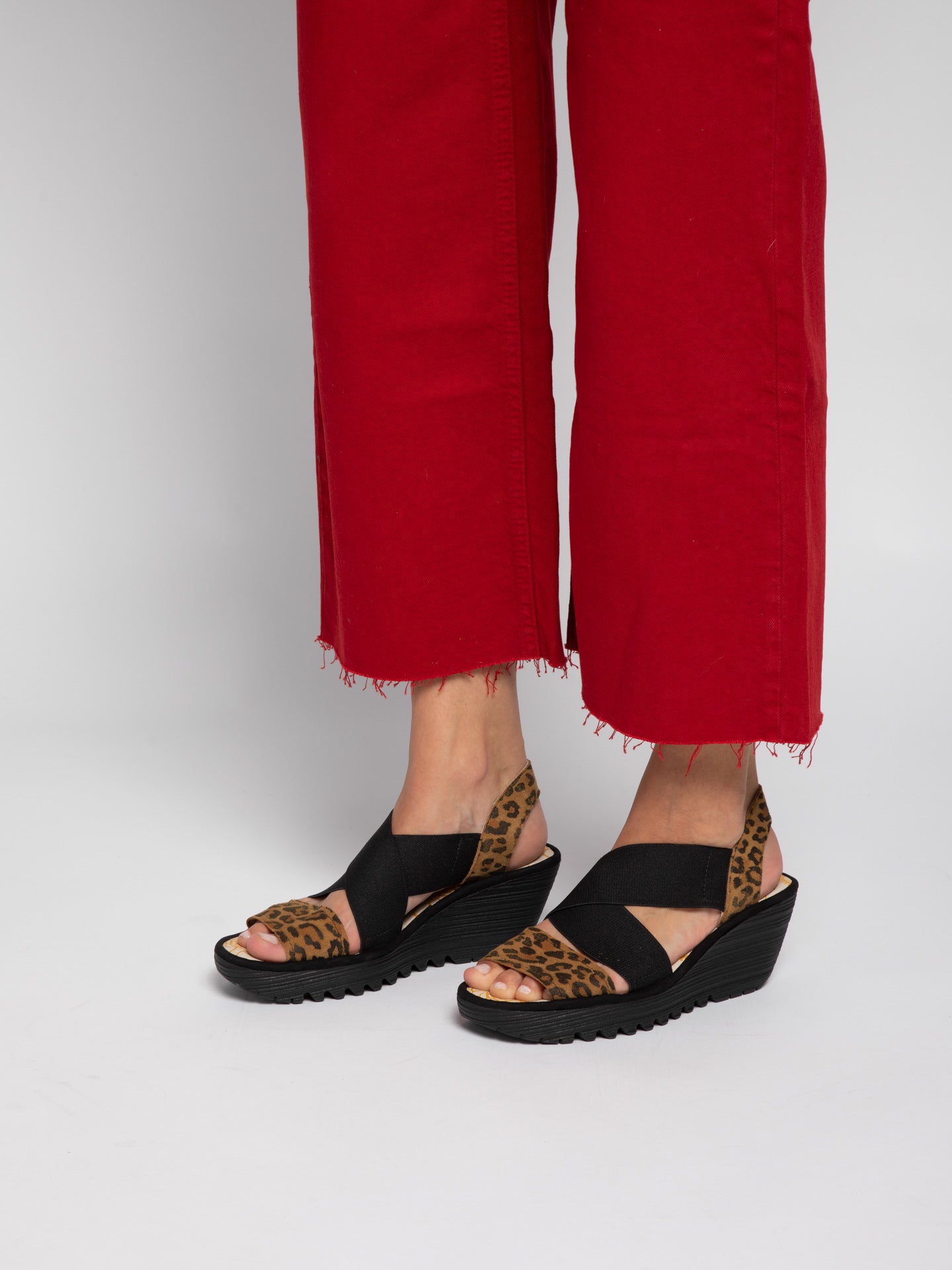 Fly London Sandálias com Tiras Cruzadas YAJI888FLY CHEETAH/CUPIDO TAN/BLACK